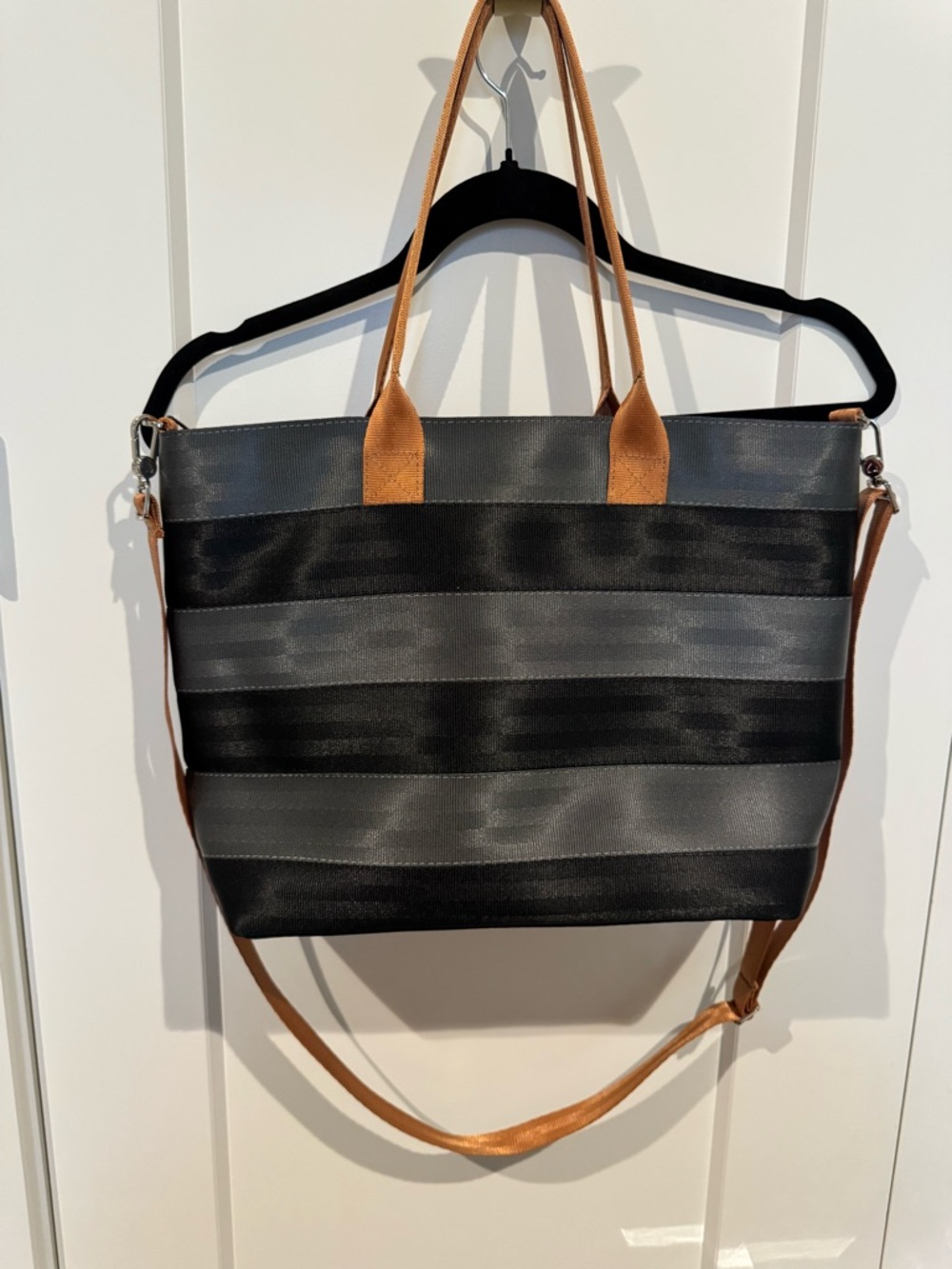 HARVEYS Limited Edition: Striped Black SealtbeltBag with Embroidered Heart Patch - Picture 3 of 6